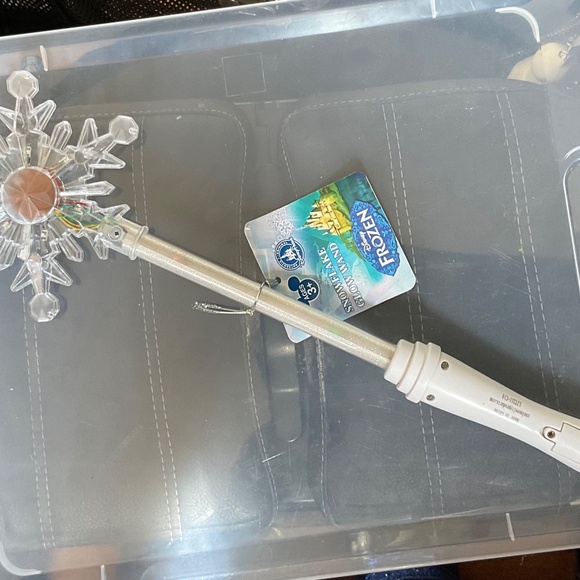 Disneys  FROZEN SNOWFLAKE GLOW WAND  NWT - Picture 4 of 15
